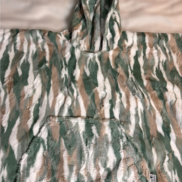 Cozy Camouflage Hooded Blanket - Picture 3 of 3